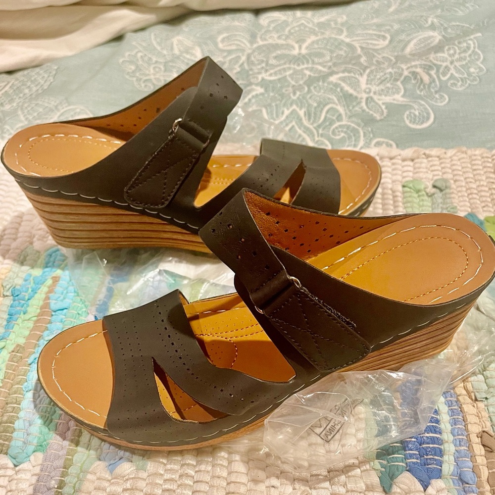 NWOT Medium-Heeled Black Wedge, size 8.5